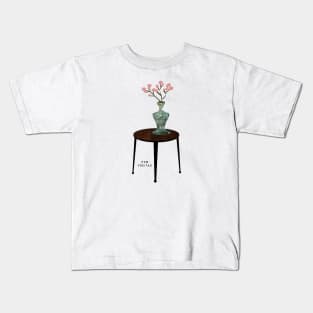 Vase on table with blooms : Kids T-Shirt